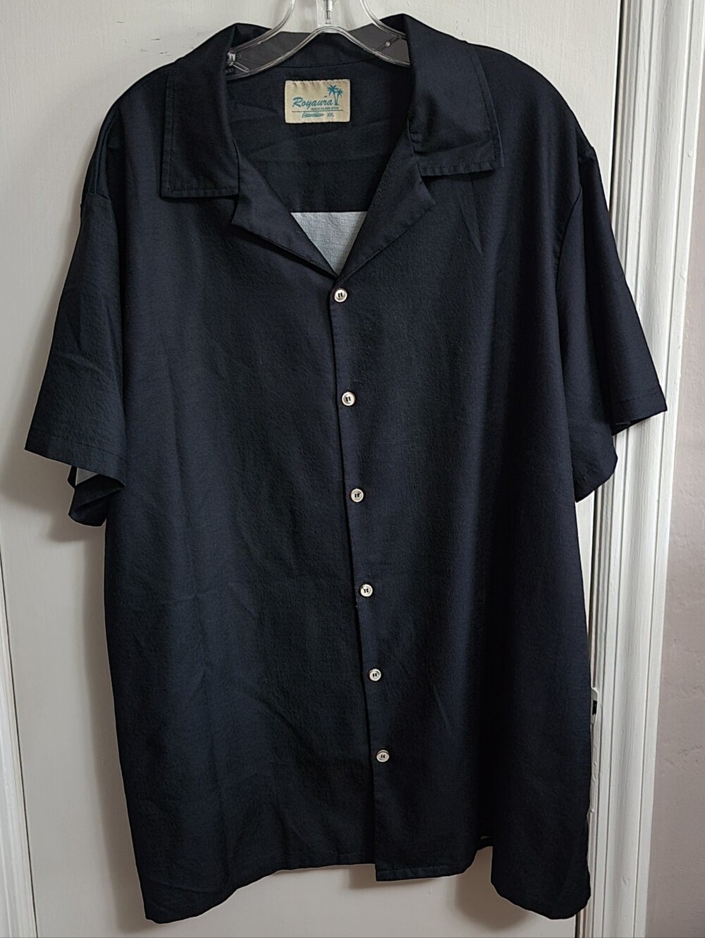 Royaura Hawaiian black button-front shirt